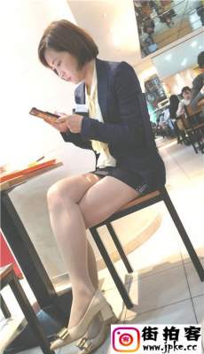 4K-餐厅用餐的深蓝色制服黑短裙肉丝美腿OL美妇[MP4/834M]
