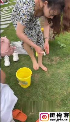 【高抄拍胸】海边露天 近距离01-05全集[MP4/31.1G]