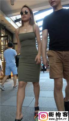 4K-街拍深绿低胸连衣包臀裙少妇性感身材圆臀