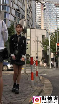 4K-黑色短裙性感长腿高跟美女在等车[MP4/1.42G]