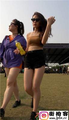 4K-音乐节跟拍黑色牛仔热裤长发美女极品白腿圆臀