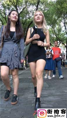 4K-紧身黑色包臀短裙高跟金发美女性感美腿丰臀